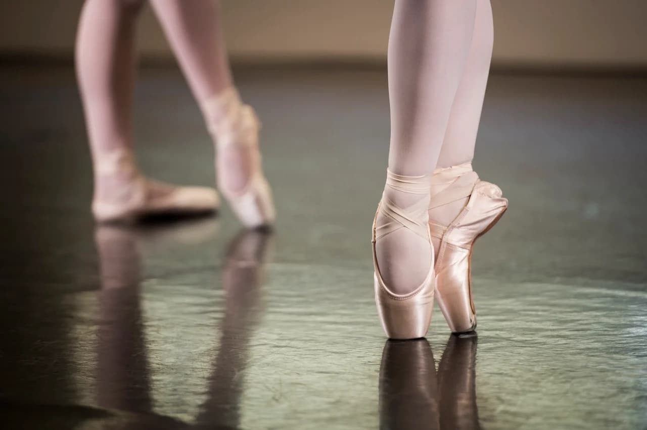 Jeunes danseuses de ballet sur pointes dans un studio de danse